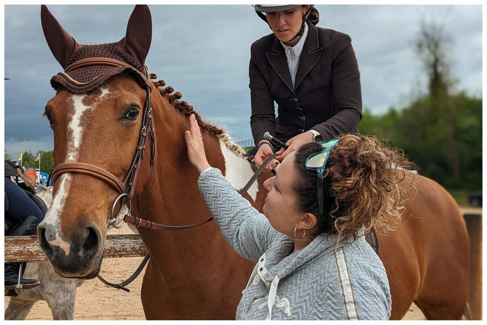 Sophie Martin, enseignante d'équitation BE, accompagnant une cavalière lors d'un cours près de La Chapelle-Saint-Sauveur en Saône-et-Loire